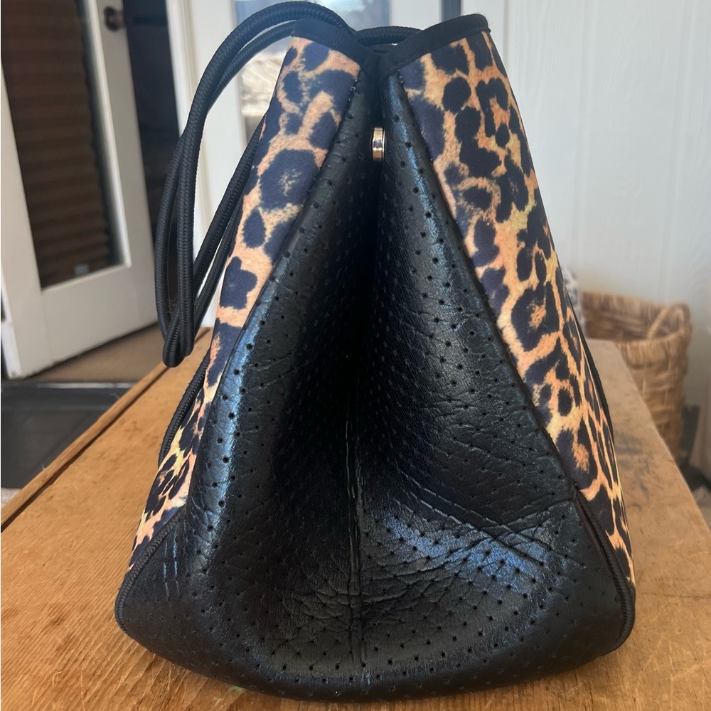 Chic Leopard Print Tote with Black Accents - Picture 3 of 4